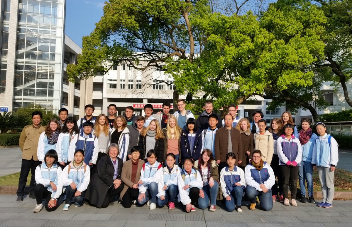 Schüler machen Erfahrungen Schülergruppe